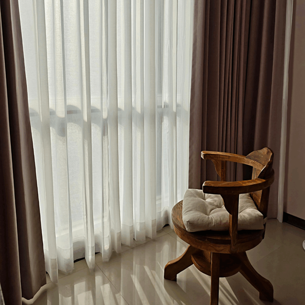 Gardiner foran vindue